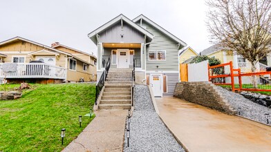 Building Photo - 2106 Oakes Ave