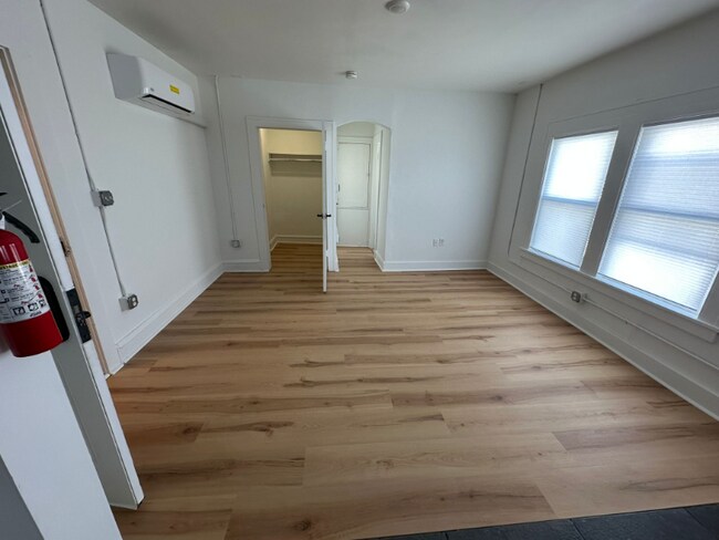 Foto del edificio - 1384 W 83rd St