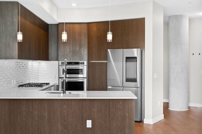 Foto del edificio - 6th Floor 1BD, 1.5BA Condo at the Lakehouse off Sloan's Lake