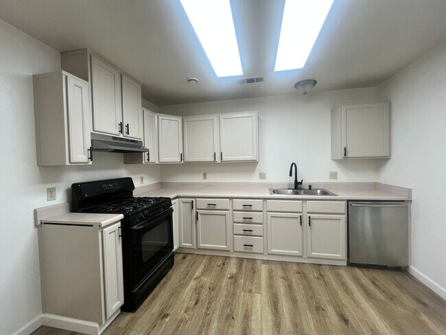 Foto del edificio - 2405 W Buena Vista Ave