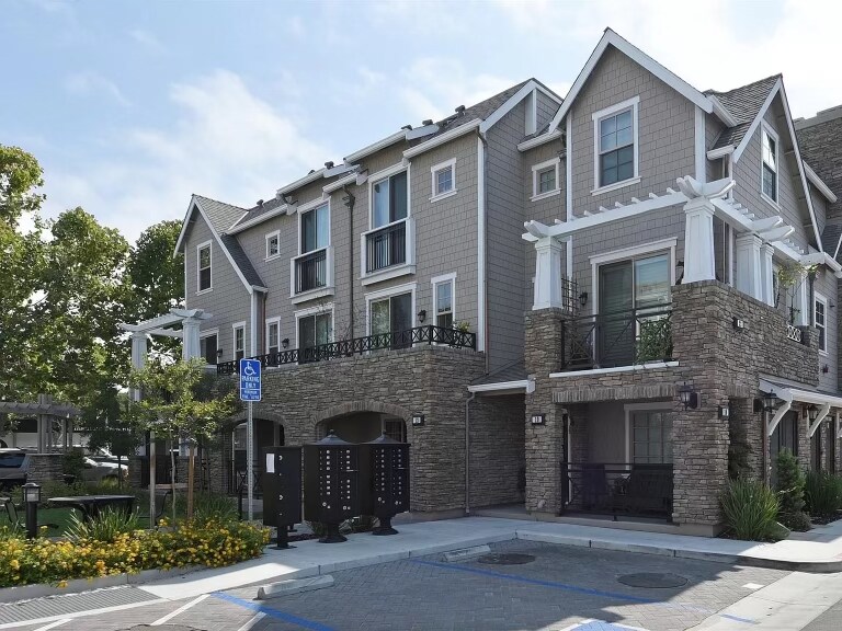 Primary Photo - 12 Artisan Way