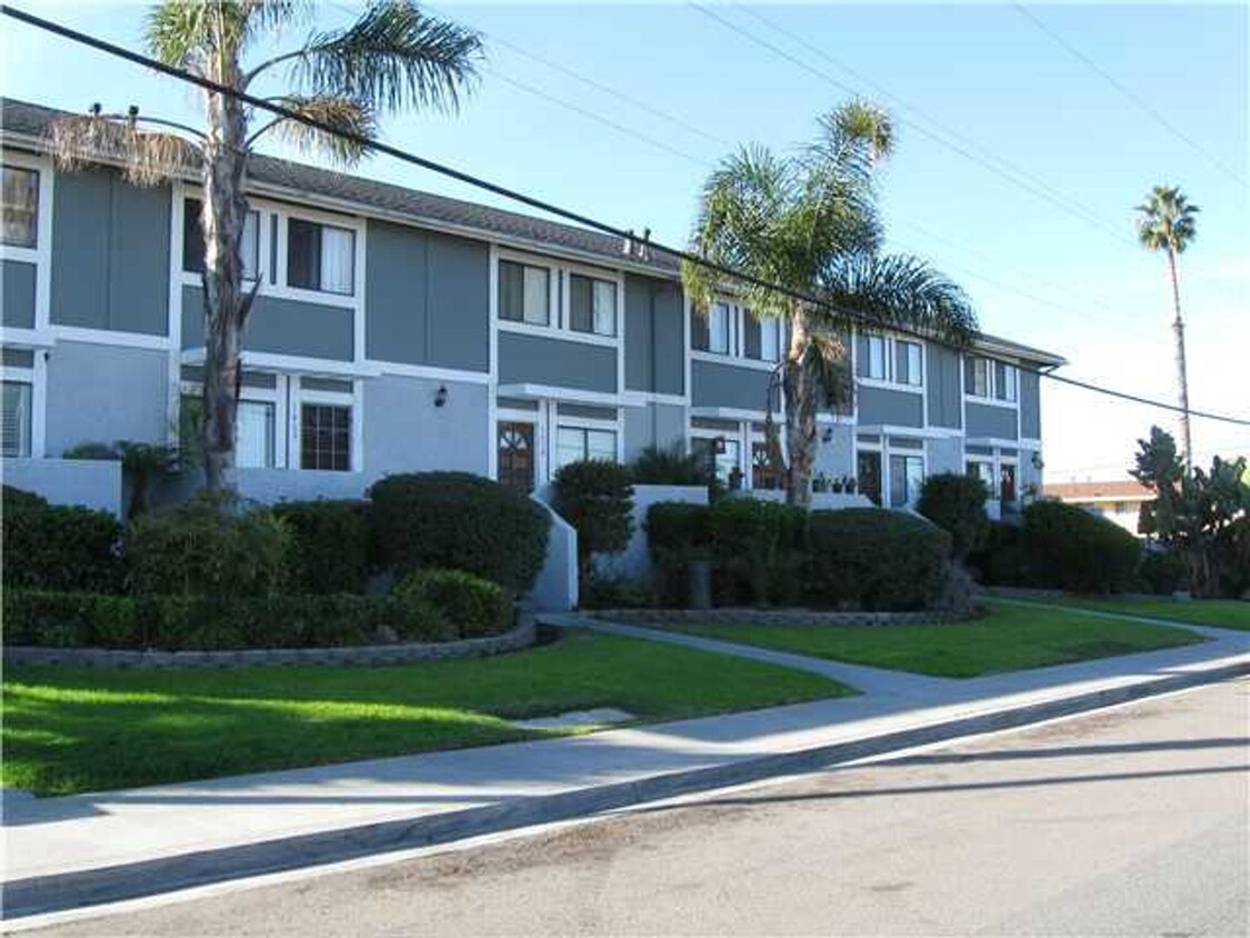 Foto principal - 2 bedroom 2 bath townhome for rent