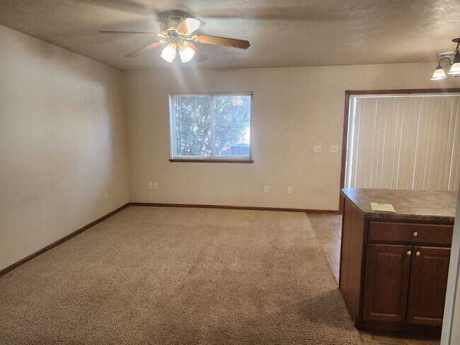 Foto del edificio - Three bedroom two bathroom Town home