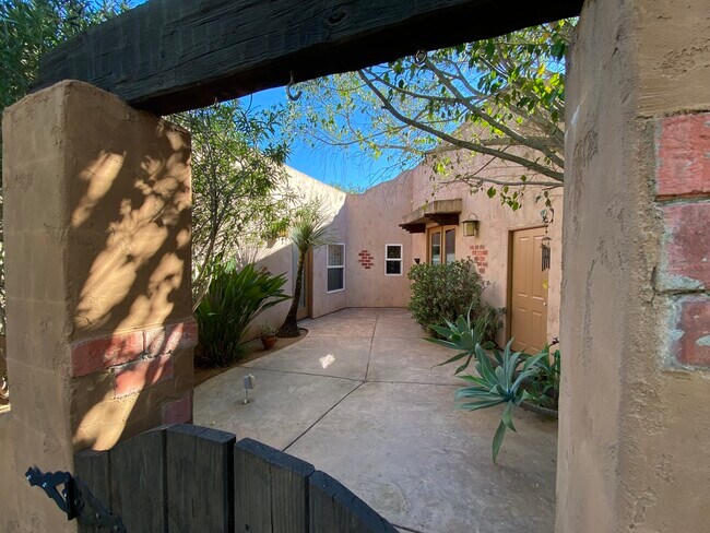 Building Photo - 1471 Rainbow Valley Blvd