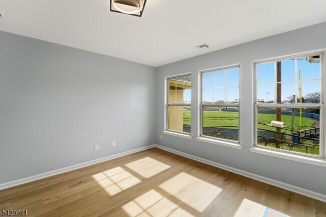 Foto del edificio - 704 Green Ln