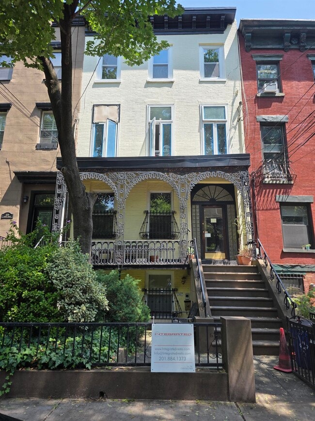 Building Photo - 207 Garden St