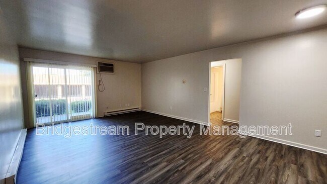 Building Photo - 421, 441, 461 & 481 N Broadway Street - Trotwood Villas Model Unit