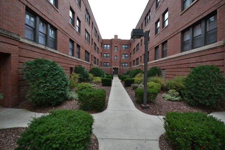 Primary Photo - 5748 N Winthrop Ave