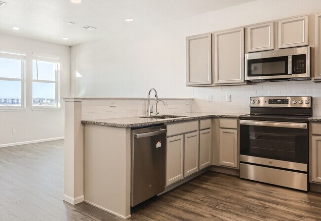 Foto del edificio - Newer 3BR Denver Townhome | 2-Car Garage | Modern Finishes