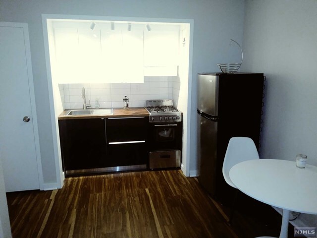 Building Photo - 501 Linwood Dr