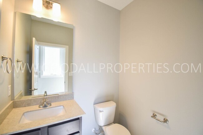 Foto del edificio - 4 Bdrm 3.5 Bath Townhome with a Finished W...