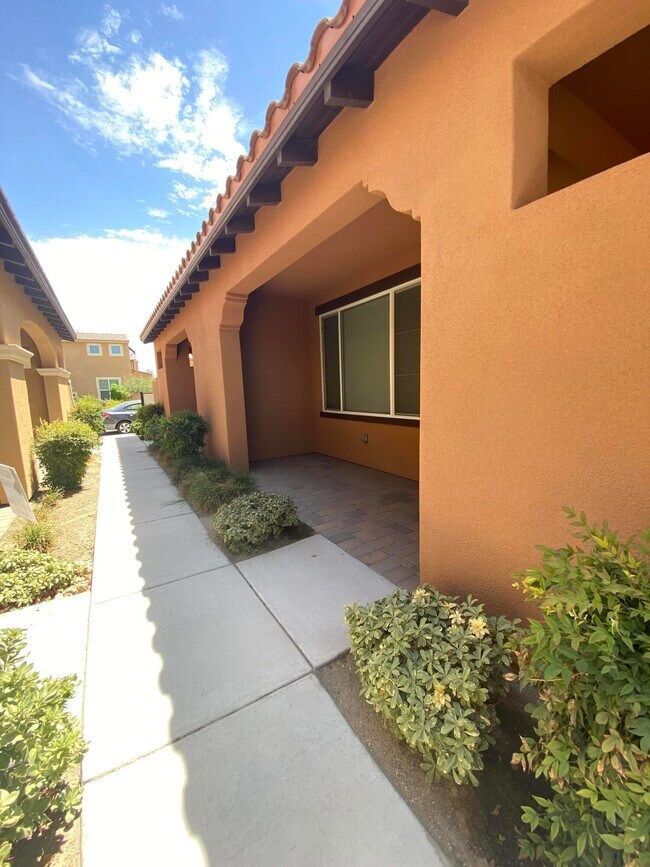 Building Photo - 52431 Hawthorn Ct