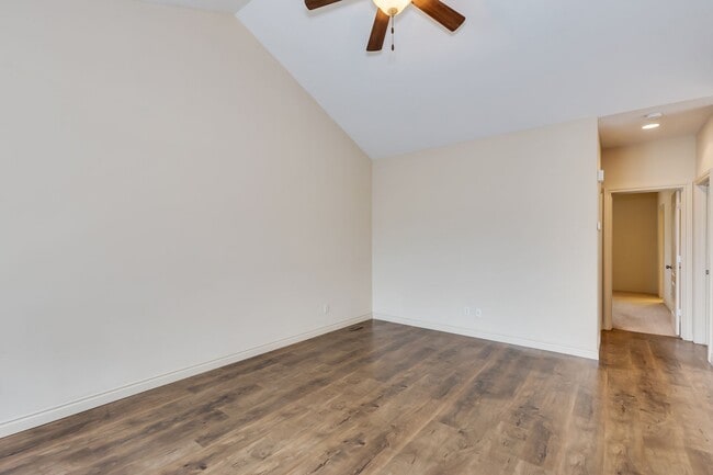 Foto del edificio - 9812-9814 E 19th St N