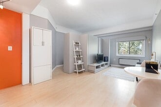 Building Photo - 476 Monmouth St