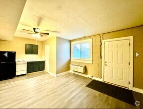 Building Photo - 401 N Maple St