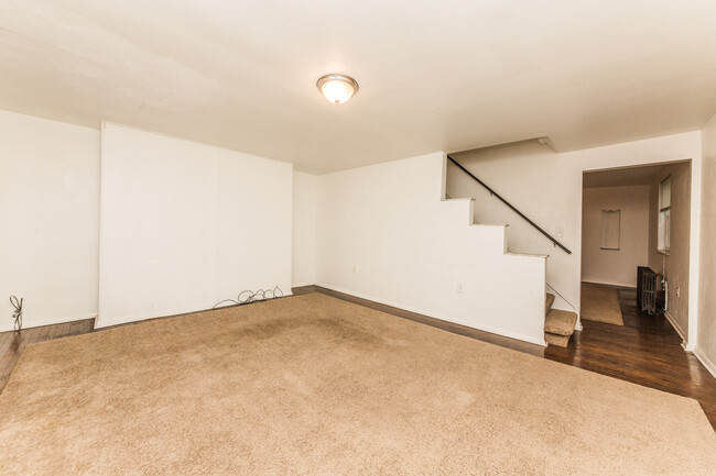 Building Photo - Available August 2024 - Great 3 Bedroom Ho...