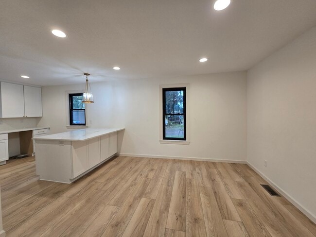 Building Photo - 856