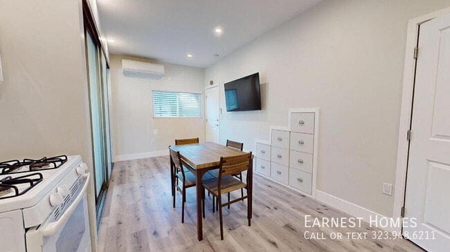Foto del edificio - 7051 1/2 White Oak Avenue-