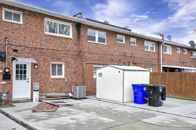 Foto del edificio - 5983A Glenway Dr