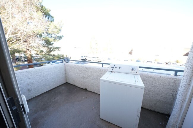 Foto del edificio - No Showings until 11/01/2023