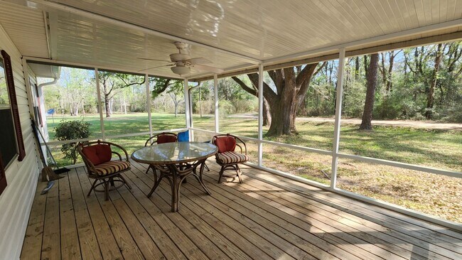Foto del edificio - 2BR/1BA home available for rent on beautifully wooded lot in Vernon!