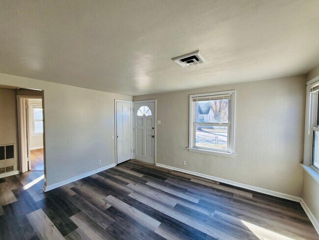 Building Photo - 2BD Home, Screened Porch & large Backyard!"
