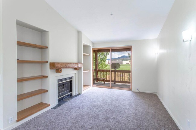 LR - 1600 Pinebrook Blvd Apartment