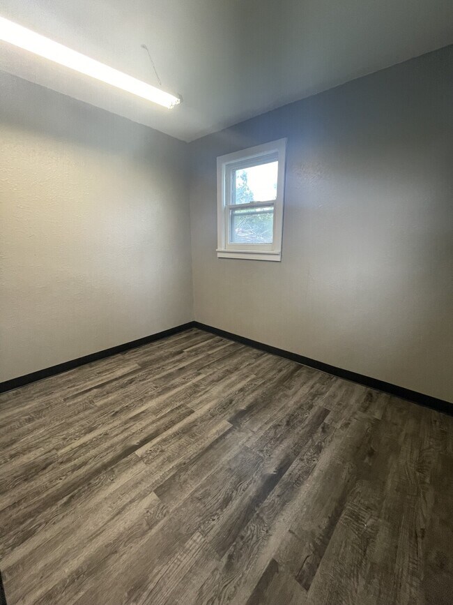 Building Photo - 1215 21st Ave SW