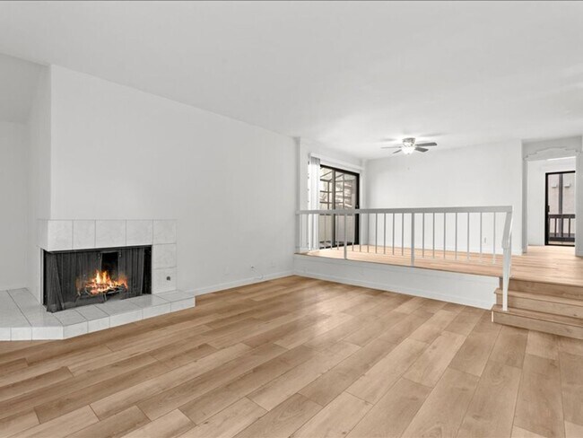 Building Photo - Spacious 3Beds+2.5Baths Townhouse With A B...