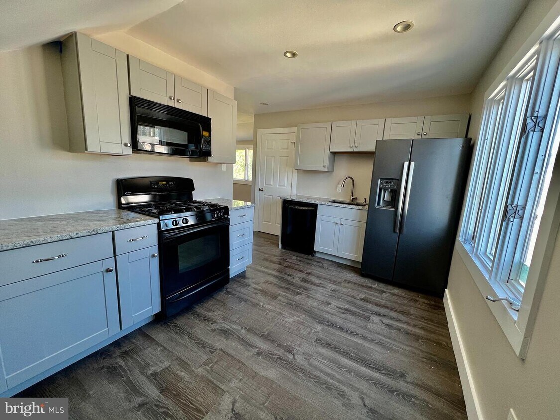 412 S White Horse Pike Unit D, Lindenwold, NJ 08021 Room for Rent in