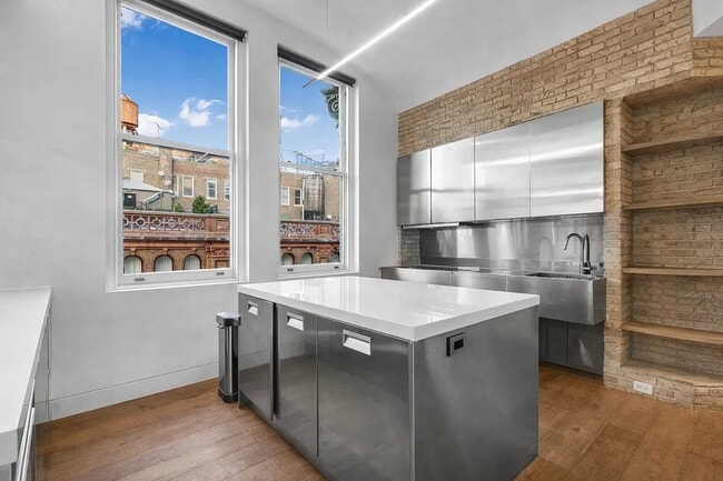 Building Photo - 640 Broadway