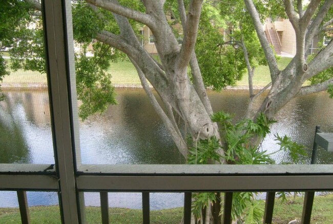 Foto del edificio - 621 Cypress Lake Blvd