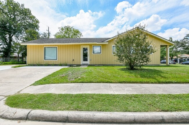 Building Photo - 1860 Lynnview Dr