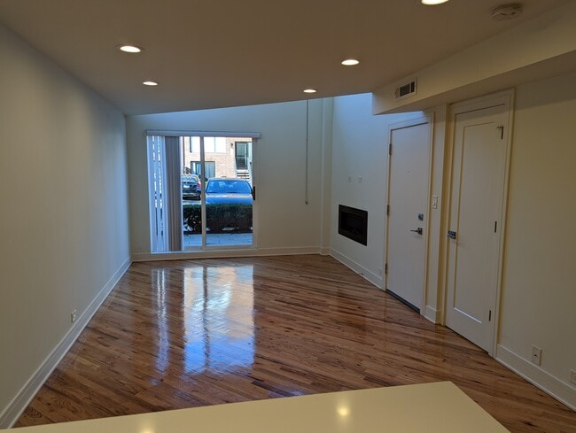 Foto del edificio - 3812 N Wilton Ave
