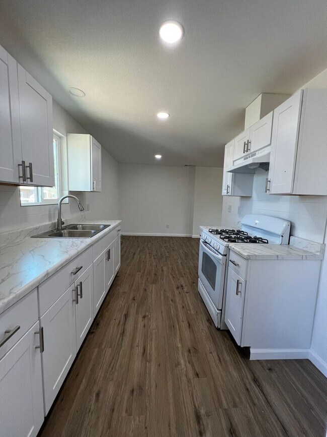 Foto del edificio - 3bd/1ba unit and NEWLY remodeled!!