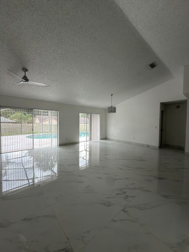 Foto del edificio - 9142 Sabal Palm Cir
