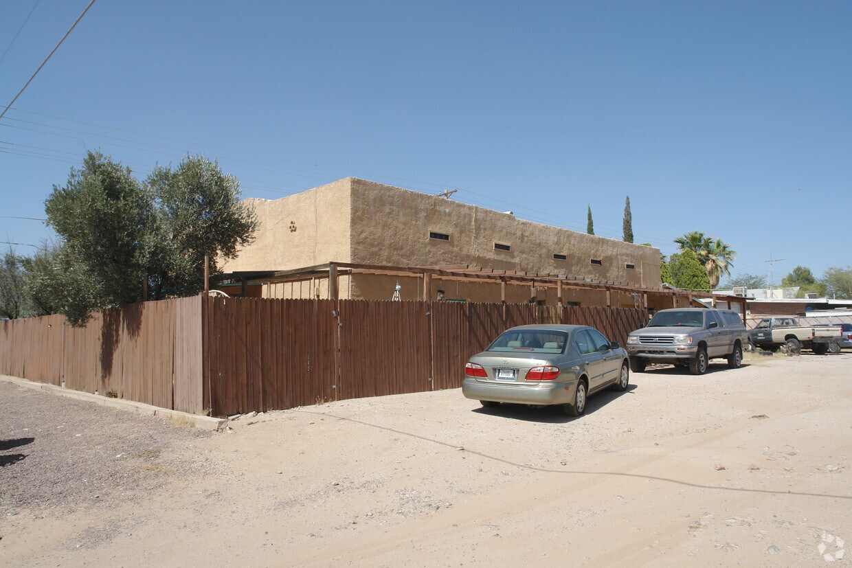 Primary Photo - 3300 E Bellevue St