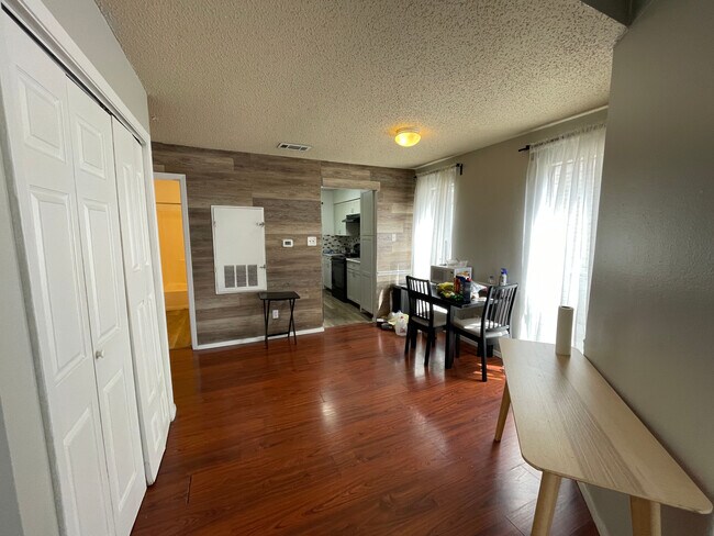 Foto del edificio - Room in Apartment on West Loop
