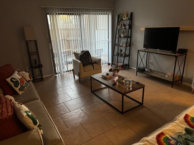 Foto del edificio - AUGUST PRE-LEASE!  Spacious 2 Bedroom 2 Bathroom on Bus Route!