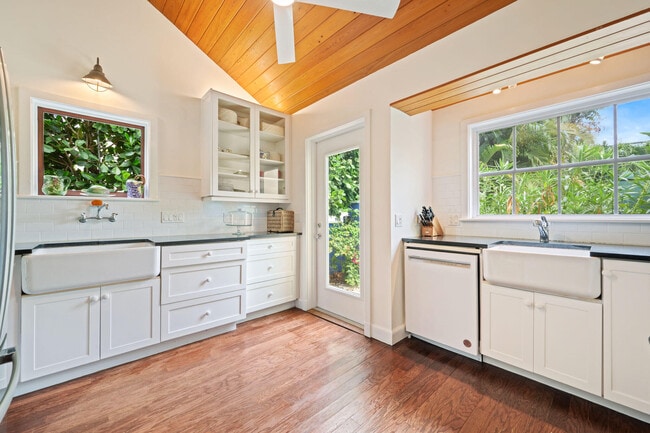 Building Photo - 353 Seaspray Ave