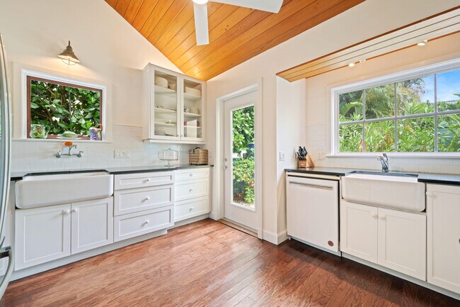 Foto del edificio - 353 Seaspray Ave