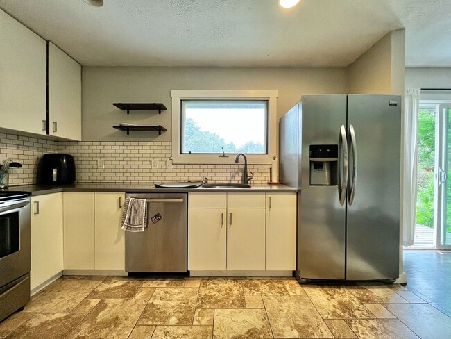 Foto del edificio - Beautifully Remodeled 5 Bed 2 Bath House i...