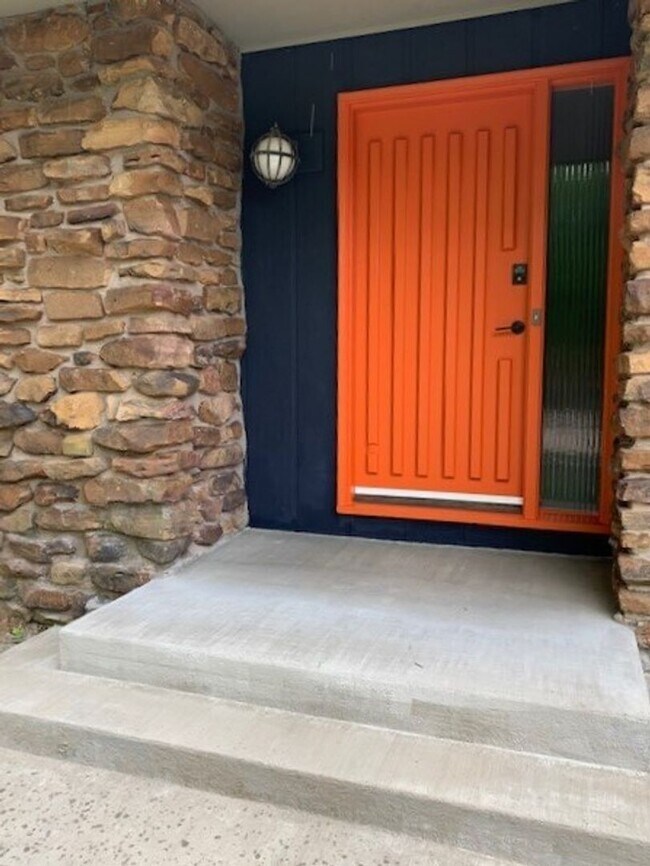 Foto del edificio - Brentwood South Subdivision - Completely Remodeled 3 Bedroom 2 Bath Home With Huge Backyard!