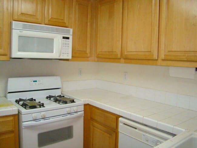 Foto del edificio - Townhouse 2 bedroom, 2 bath, washer/dryer, refrigerator, 2 car garage, patio