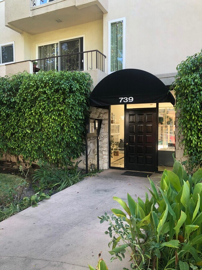 Foto del edificio - 739 N Croft Ave