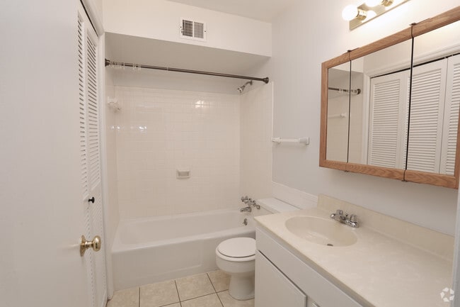 2BR/ 1.5 Bath - Bathroom - River Oaks Townhomes at Fox Chapel