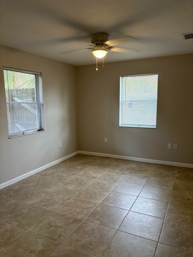 Foto del edificio - Must See! Renovated 3/2 Block Home Close To River! Water and Lawn Care Included