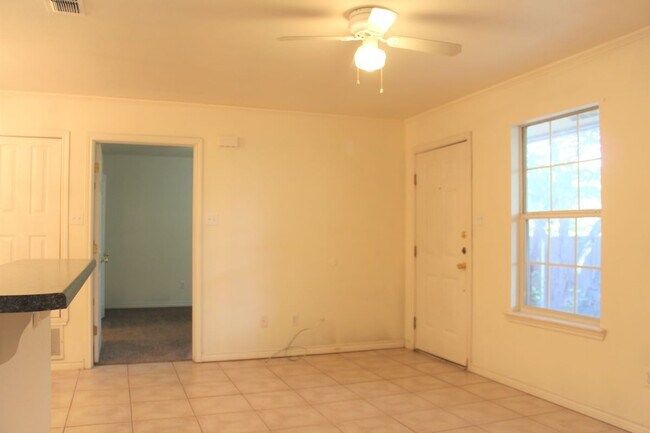 Sala de estar - 2575 W Denman St