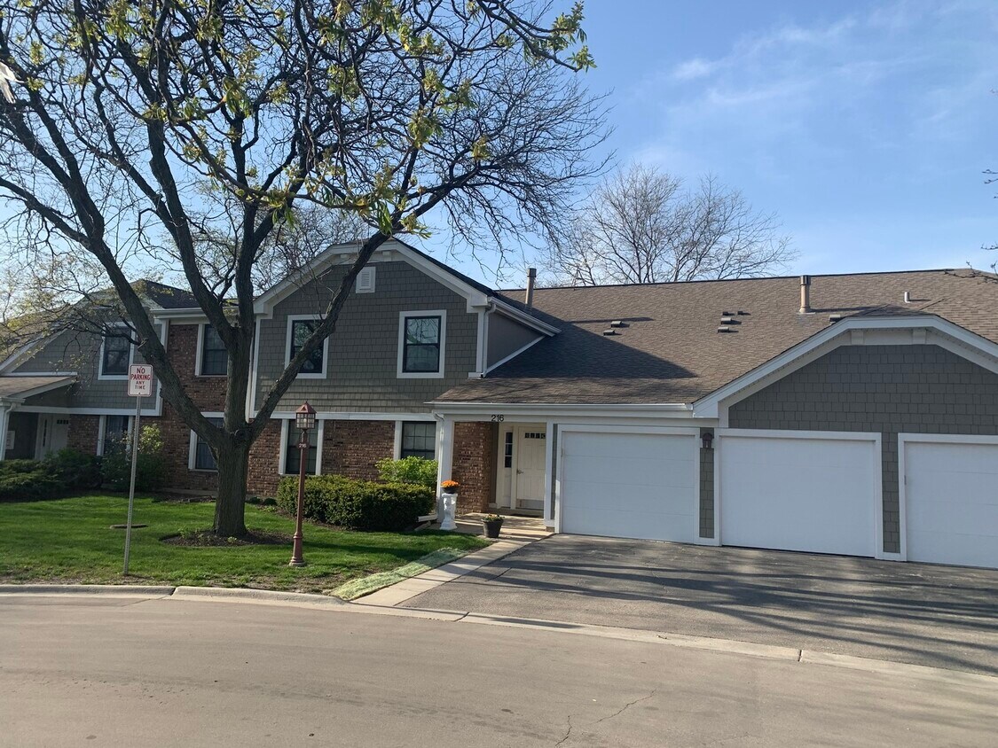 Foto principal - 216 Deerpath Ct