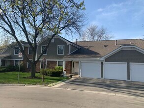 Building Photo - 216 Deerpath Ct